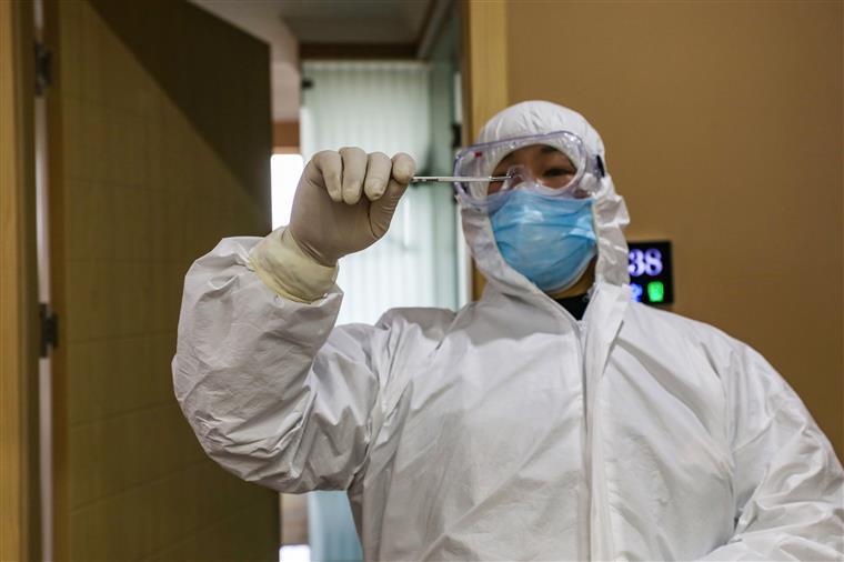 Mais de 2.440 mortes devido ao novo coronavírus na China continental