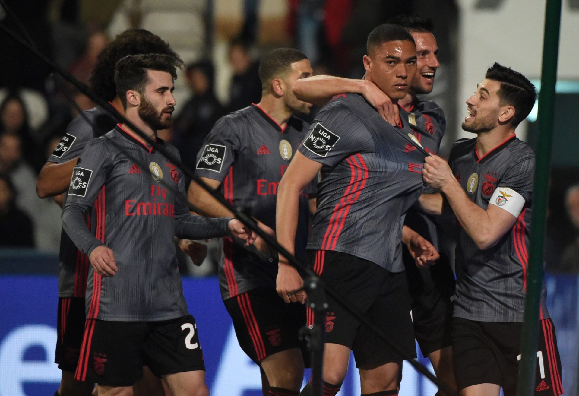 Benfica vence Gil Vicente e garante a liderança da Liga portuguesa