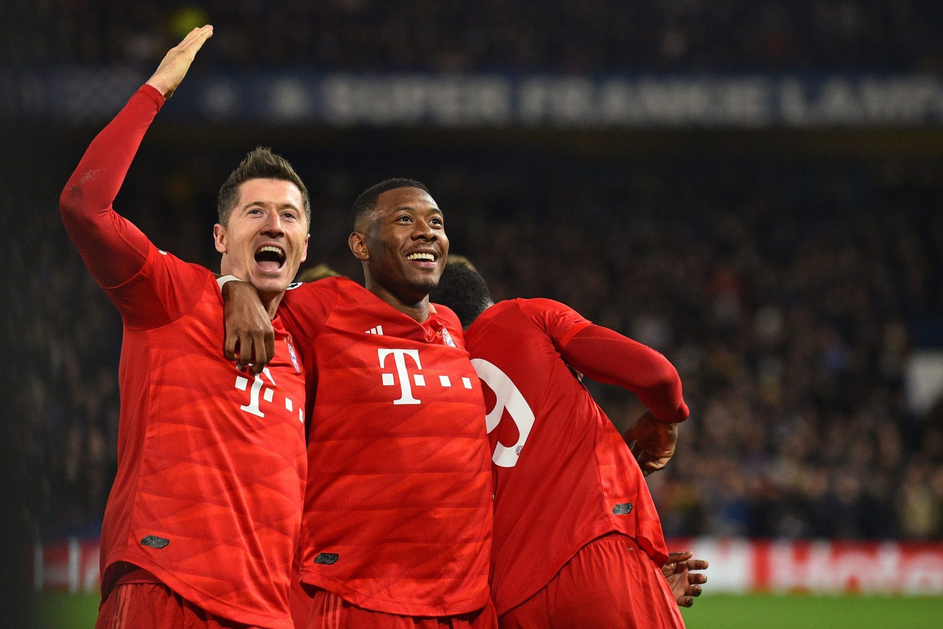 Bayern vence (3-0) em Stamford Bridge e espreita quartos da Champions