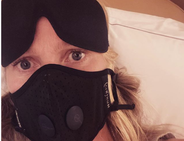 Gwyneth Paltrow viaja para Paris com máscara de proteção&#8230; que custa 63 euros