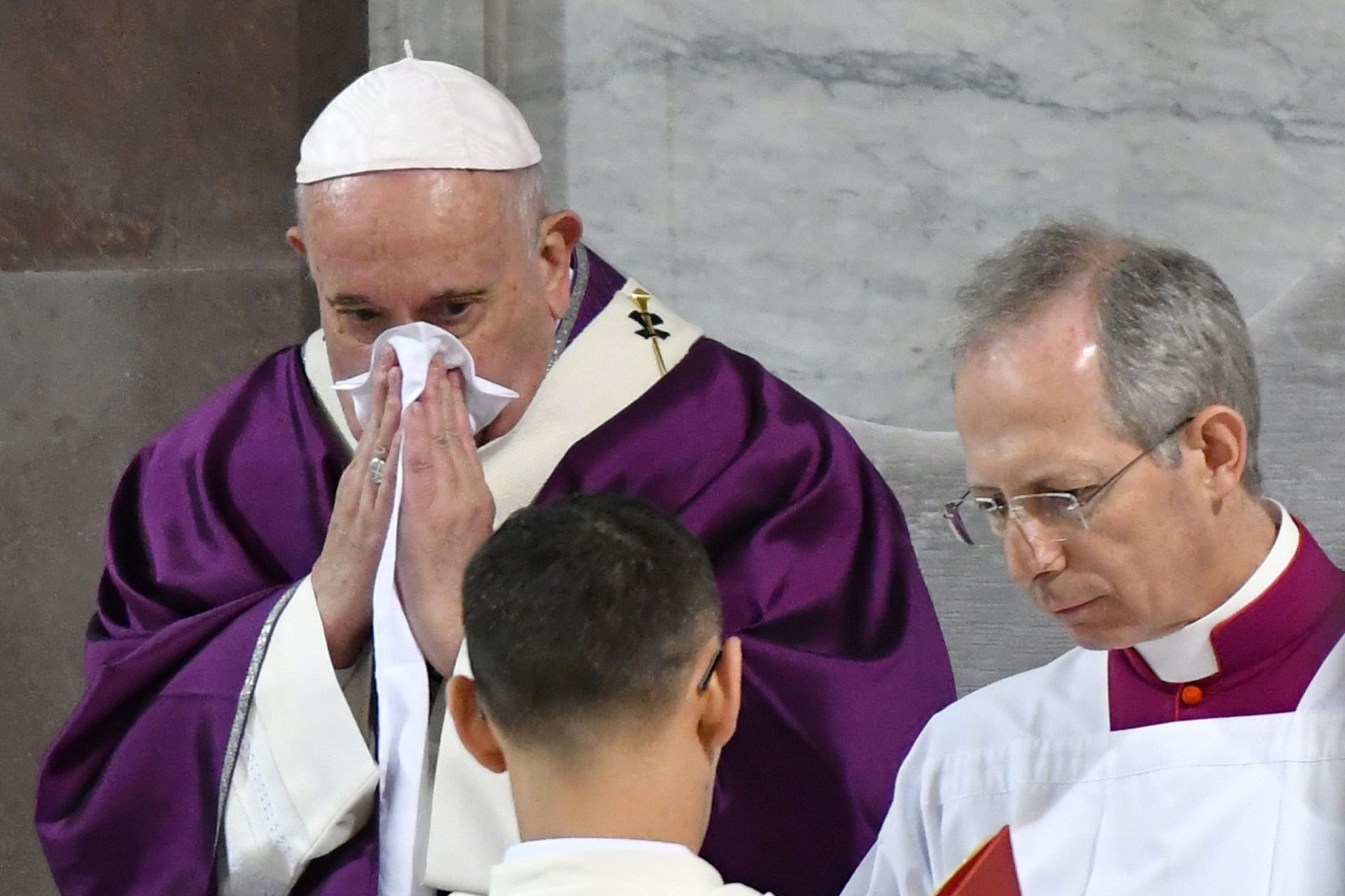 Papa cancela agenda após passar missa a tossir e a assoar o nariz