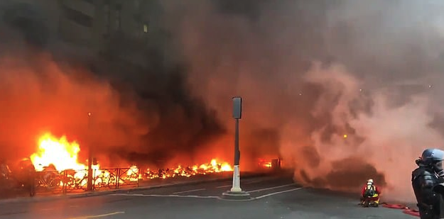 Incêndio de grandes dimensões deflagrou junto à Gare de Lyon em Paris | Vídeo