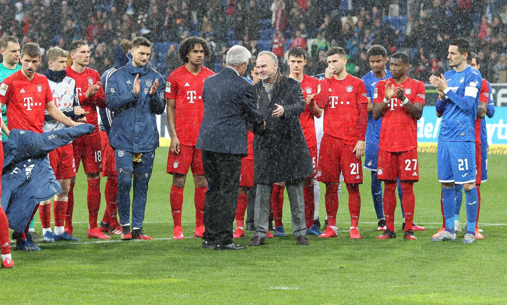 Adeptos do Bayern insultam dono do Hoffenheim e jogo é interrompido