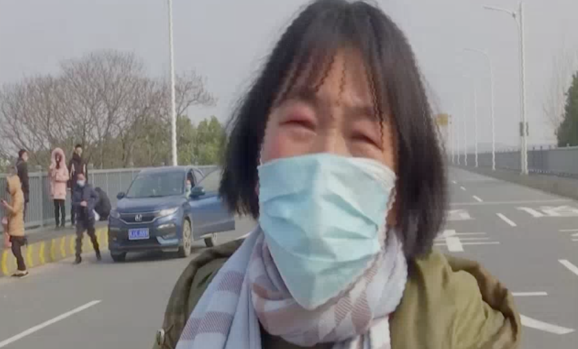 Mulher implora a autoridades chinesas que deixem a filha abandonar província de Hubei