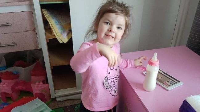 Menina de três anos encontrada morta dentro de carro