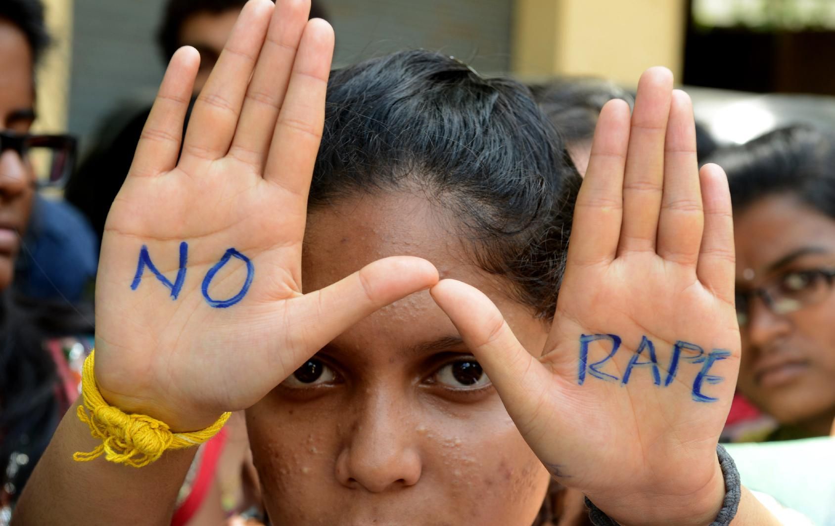 Menina de 10 anos foi violada, apedrejada e enterrada viva na Índia