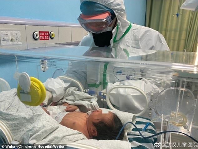 Bebé infetado na barriga pela mãe nasce com coronavírus na China