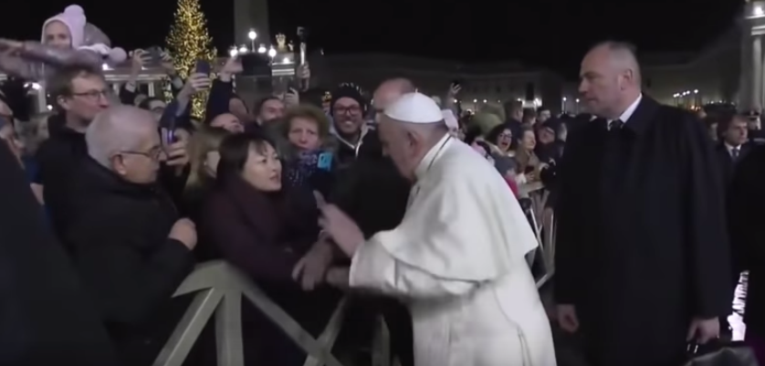 Papa Francisco encontra-se com mulher a quem deu uma palmada