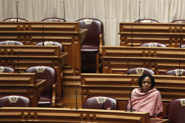Joacine tem novo lugar no parlamento