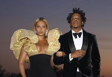 Jay-Z explica o porquê de não se ter levantado durante o hino nacional no Super Bowl