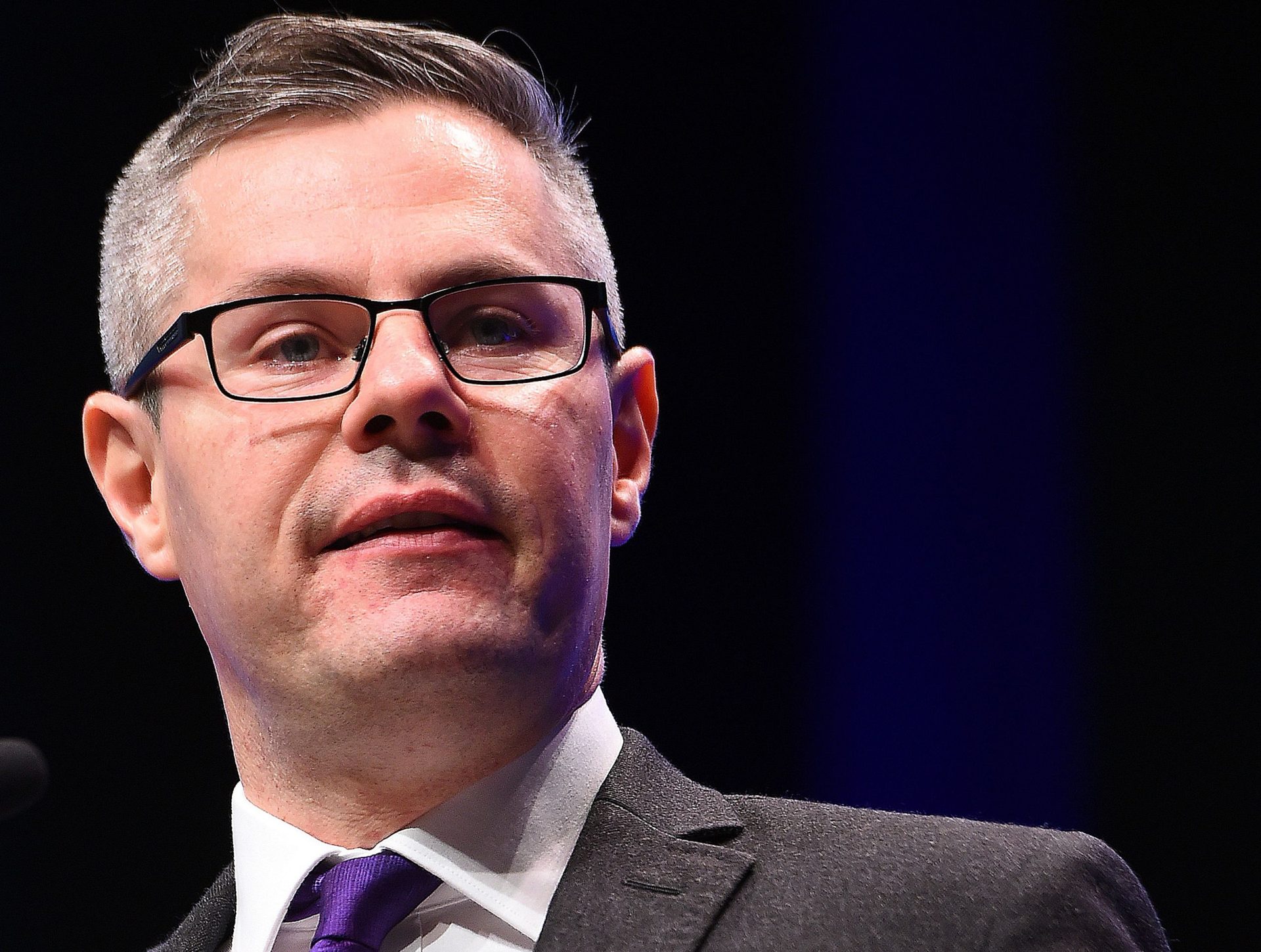 Ministro das Finanças escocês demite-se após enviar centenas de mensagens a adolescente