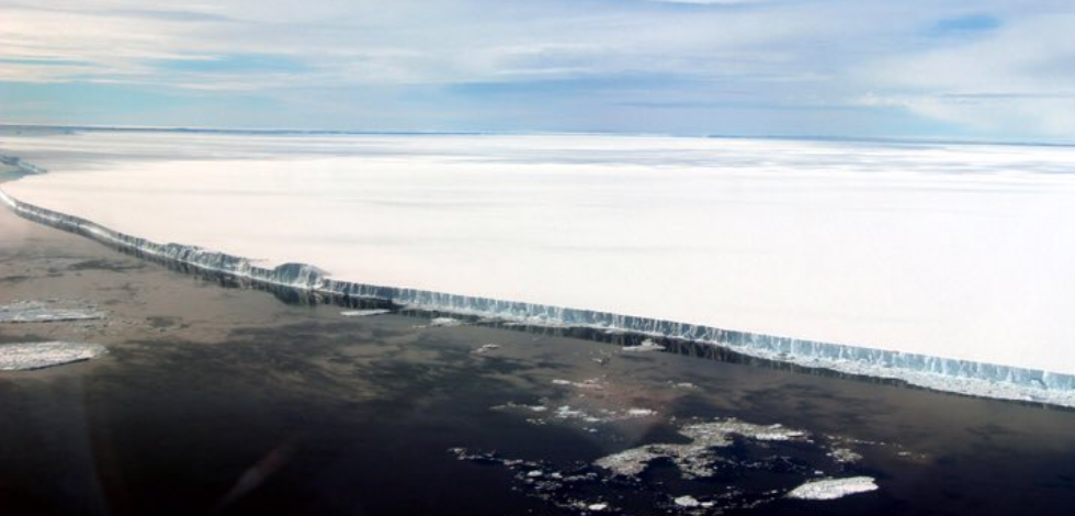 Maior icebergue do mundo vai entrar no Atlântico e é esperado despedaçar-se