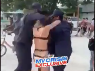 Mulher britânica detida por estar a usar biquíni nas Maldivas | VÍDEO