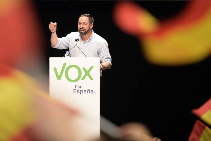Líder de partido de extrema-direita espanhol tem Covid-19