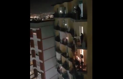 Vídeos mostram italianos de quarentena a cantar nas varandas