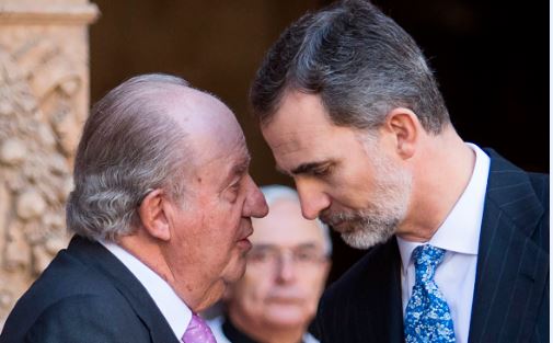 Rei de Espanha renuncia à herança do pai e retira-lhe a pensão
