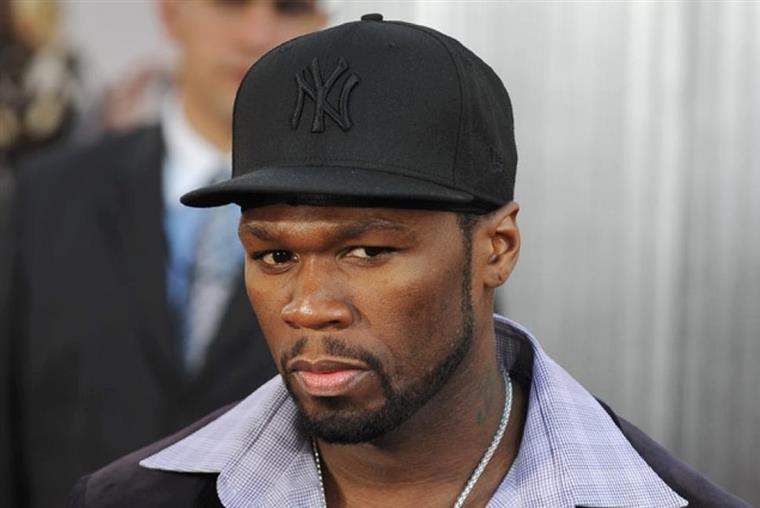 50 Cent ignora estado de emergência e diverte-se em bar de strip