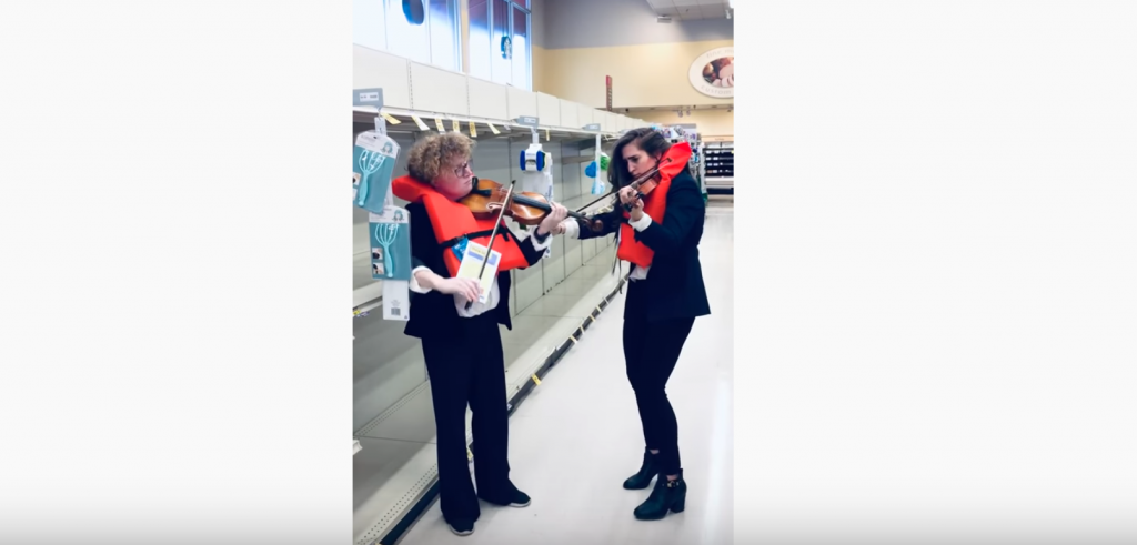 Violinistas tocam música do Titanic em supermercado | VÍDEO