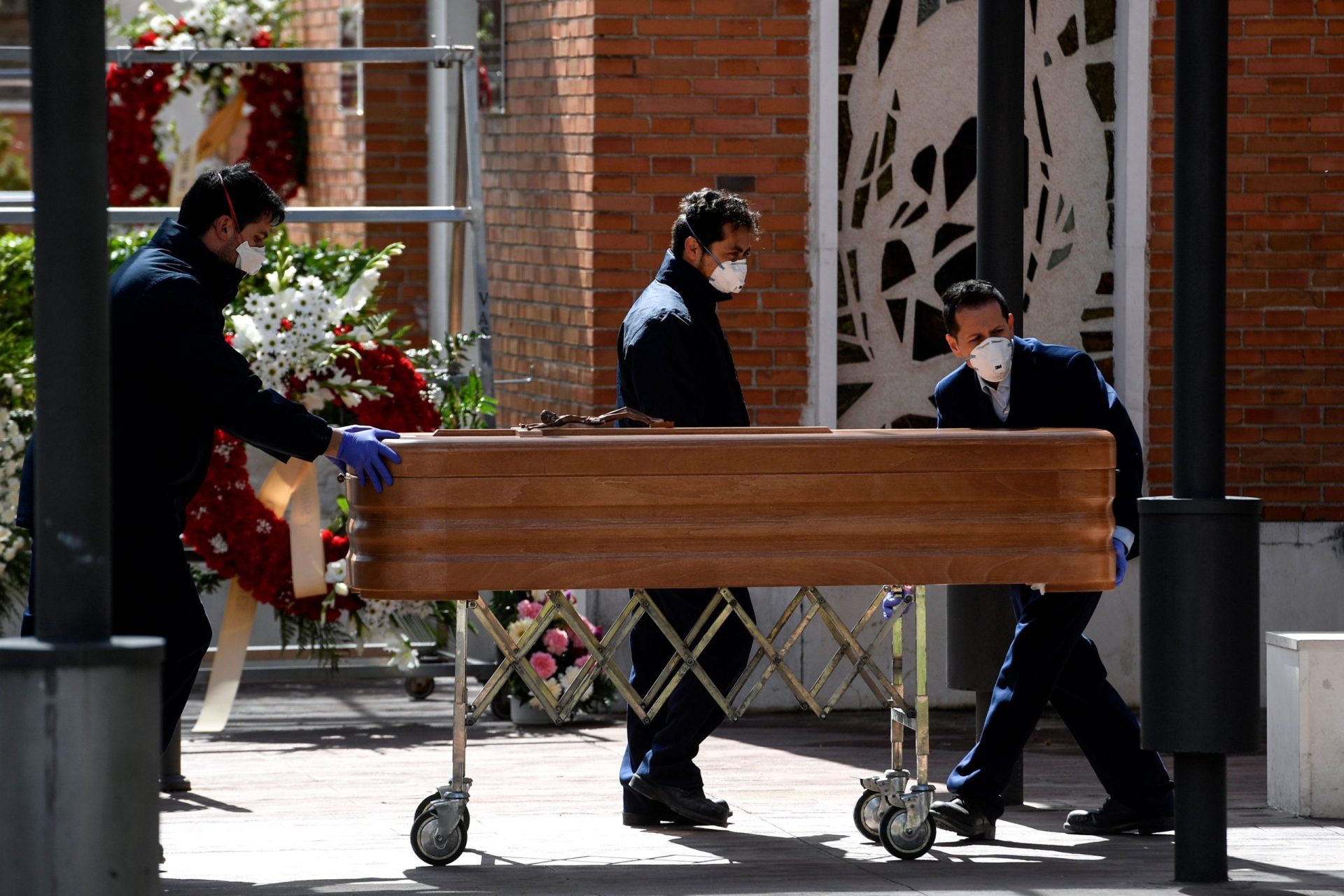 Espanha tem 3434 vítimas mortais de covid-19. Óbitos já passaram os da China