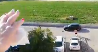 Homem destrói carro de vizinha que o repreendeu por correr na rua