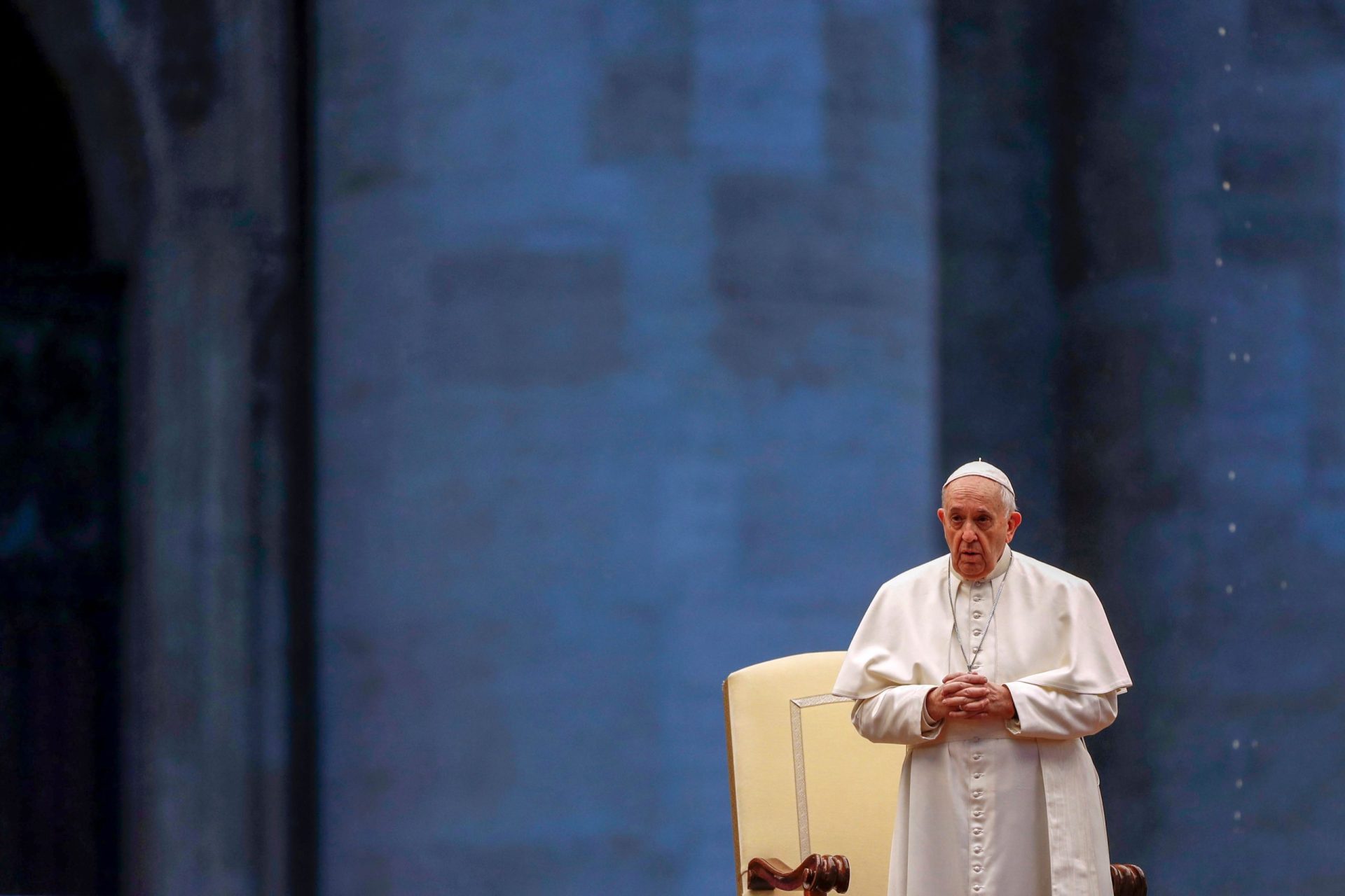 Papa fez oração completamente sozinho na praça de São Pedro: “Pensámos que continuaríamos saudáveis num mundo doente”