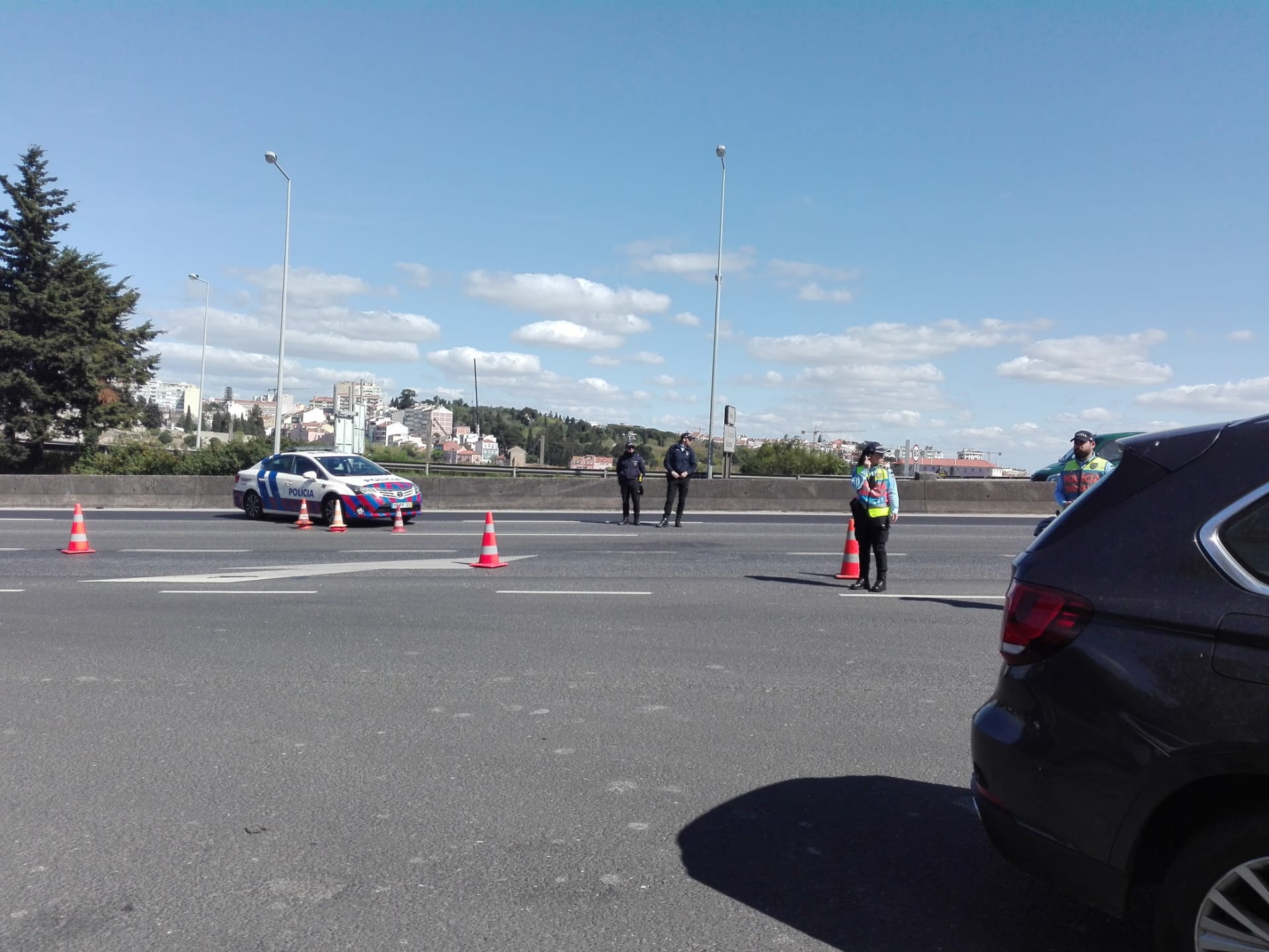 Vídeo mostra polícias a mandar parar carros à entrada da Ponte 25 de Abril