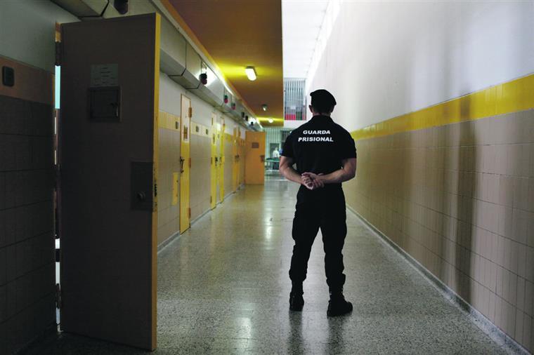 Guarda da prisão de Custóias testado positivo para a covid-19