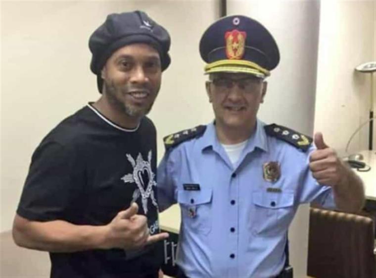 Ronaldinho Gaúcho filmado a jogar futevolei na prisão