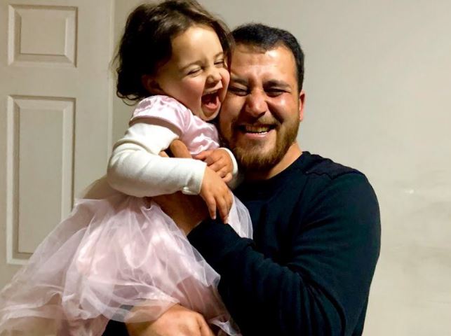 Lembra-se da menina síria que se ria quando uma bomba caía? Saiba o que aconteceu à família