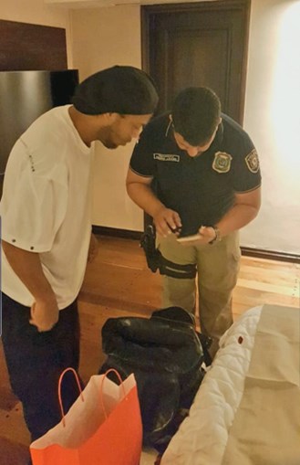 Ronaldinho Gaúcho e irmão detidos no Paraguai por uso de passaportes falsos