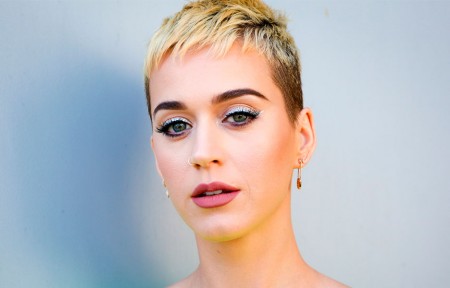 Katy Perry faz revelação surpreendente em novo videoclipe