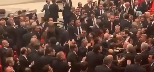 Vídeo mostra confrontos entre deputados turcos no Parlamento
