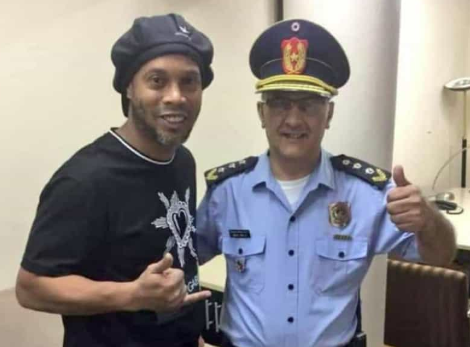 Ronaldinho foi detido… e polícias não resistiram a tirar uma selfie