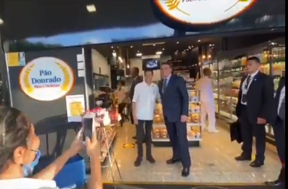 Bolsonaro visitou padaria e abraçou e tirou fotografias com funcionários  | Vídeo