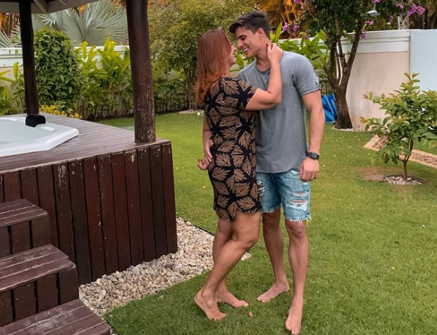 Mãe de Neymar assume namoro com jovem de 22 anos