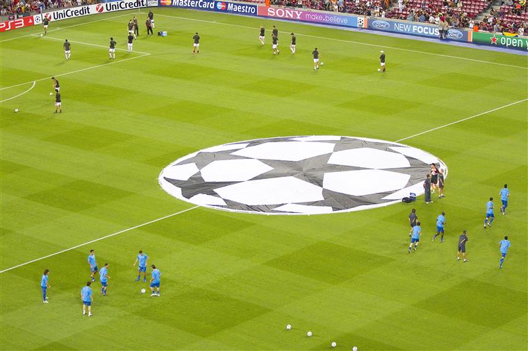 UEFA pondera retomar futebol em julho