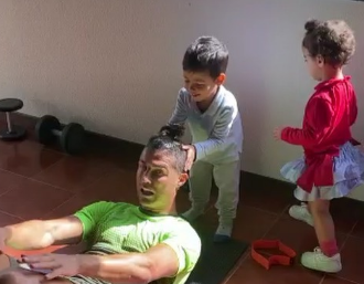 Teletrabalho com crianças não é fácil. Nem para Cristiano Ronaldo