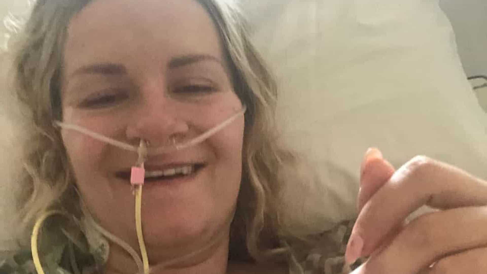 Mulher infetada com covid-19 descobre que deu à luz após acordar do coma