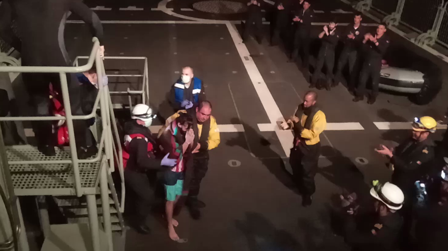 Açores. Homem cai em alto mar e é salvo por navio da Marinha