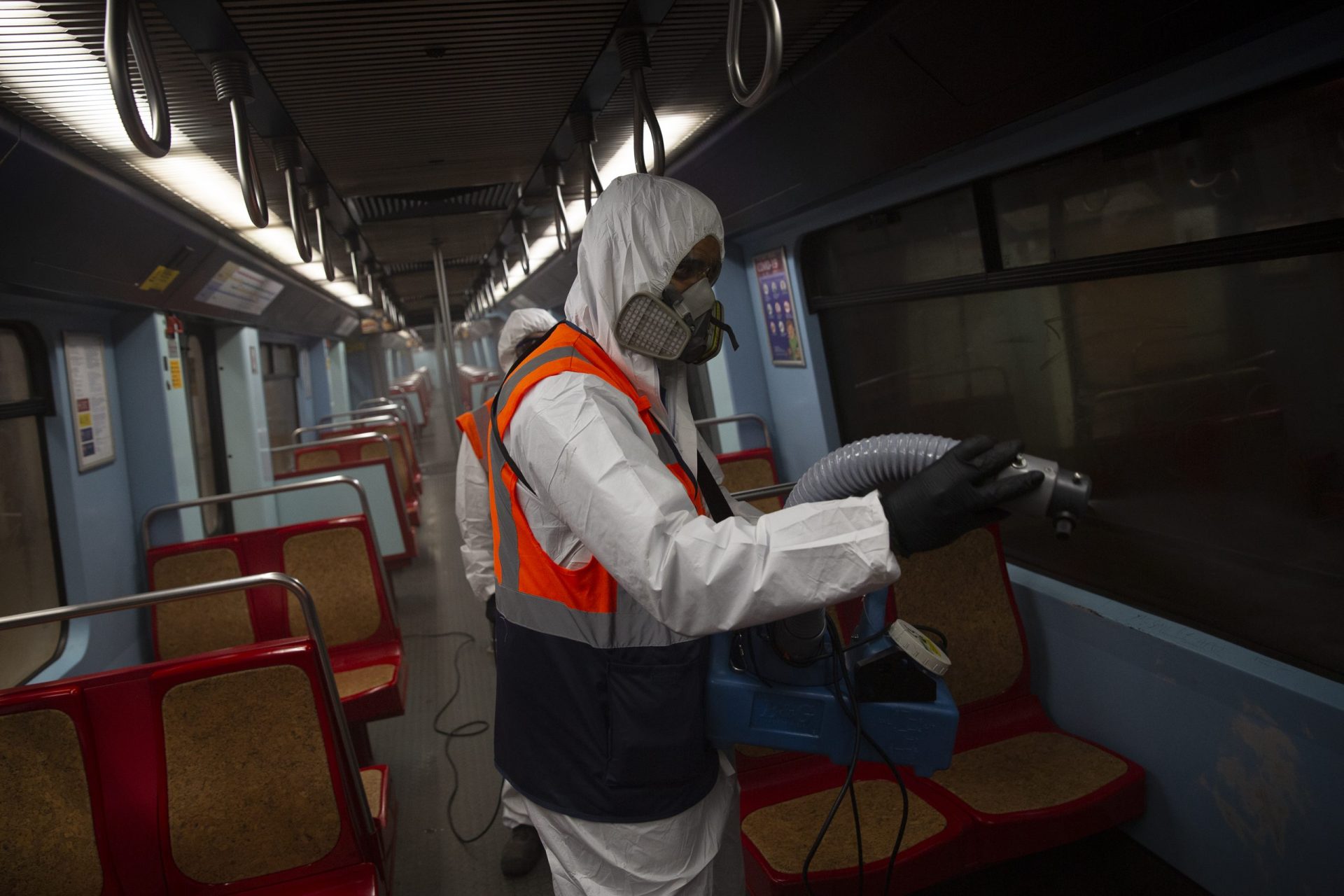 A desinfecção de carruagens e da estação do Rato do Metro de Lisboa em imagens