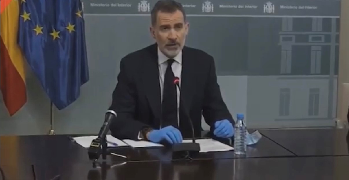 Rei de Espanha homenageia vítimas do novo coronavírus (com vídeo)
