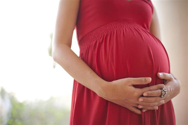 Reino Unido vai libertar reclusas grávidas e que se encontrem em unidades com os filhos