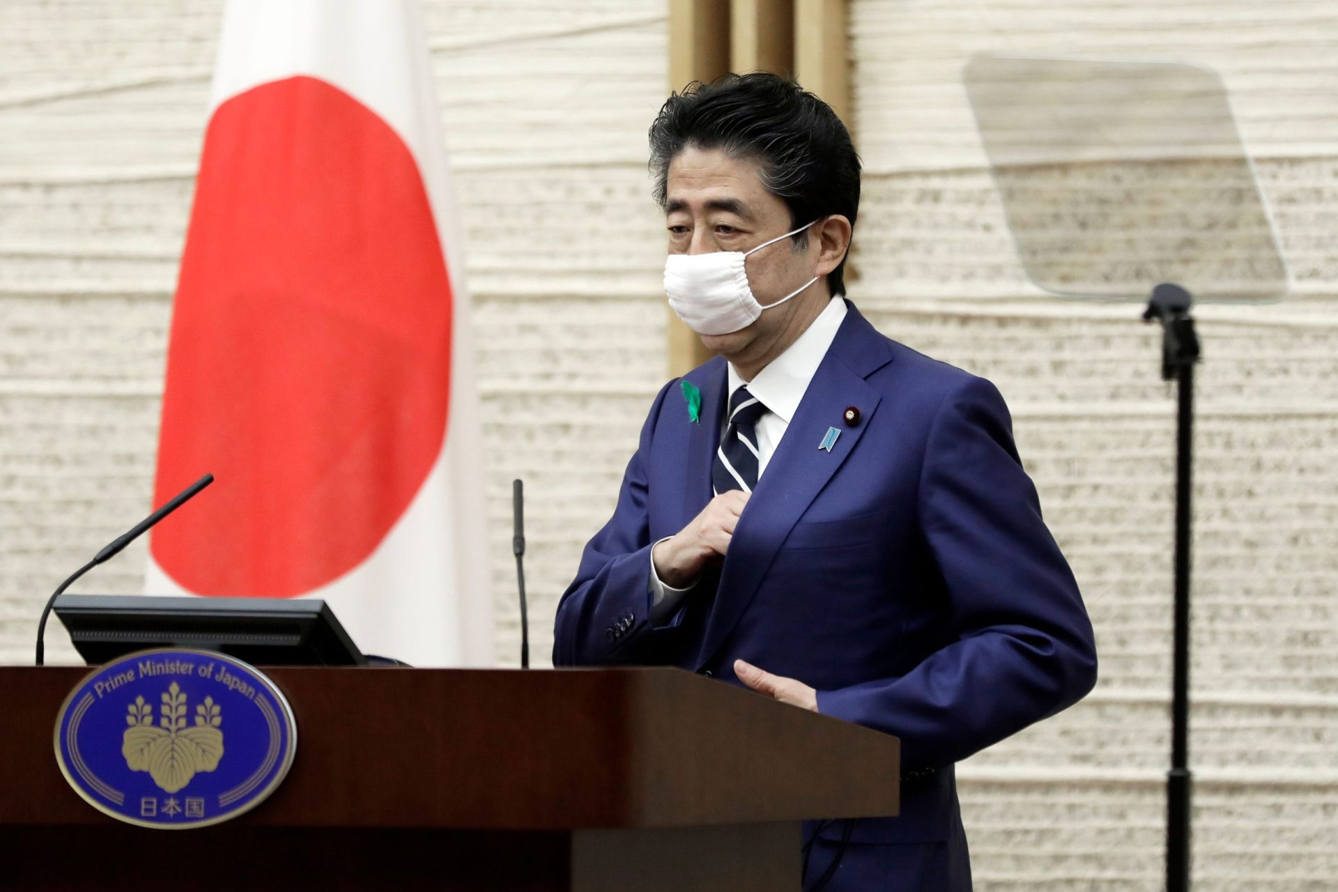 Japão oferece cerca de 850 euros e duas máscaras a todos os residentes