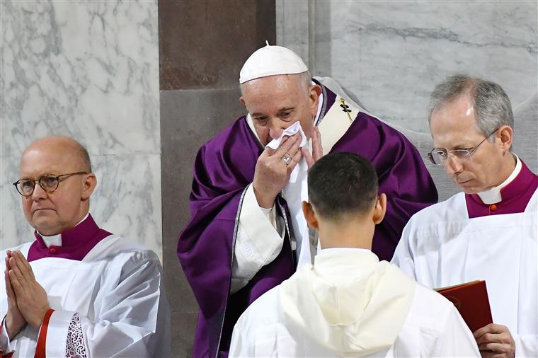 Papa Francisco recebe garrafa de uísque e tem comentário inesperado. Vaticano censura vídeo