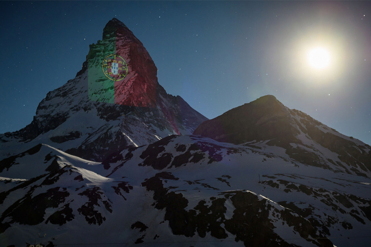 Bandeira portuguesa ilumina uma das mais fotografadas montanhas do mundo