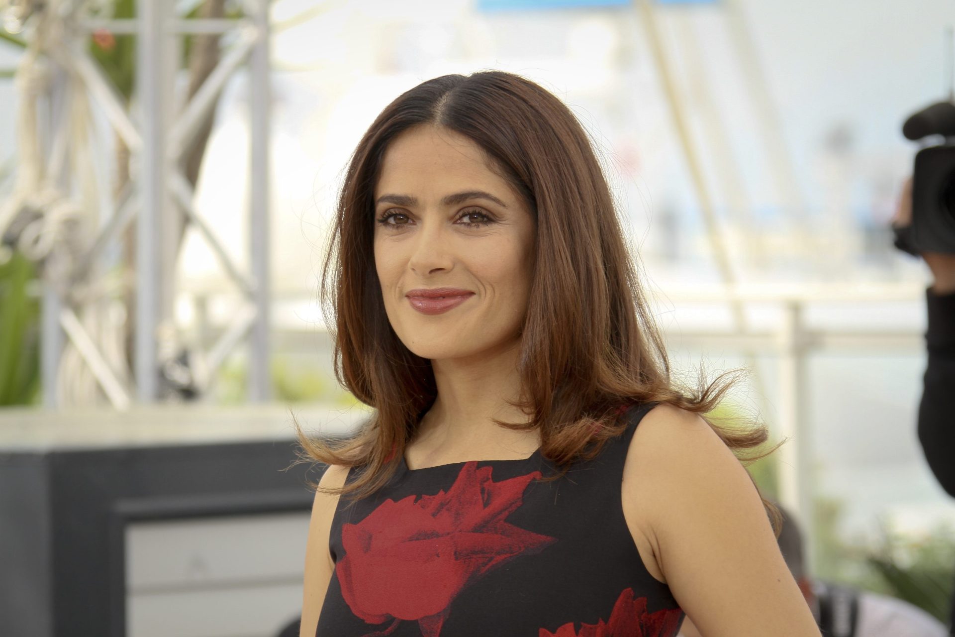 Salma Hayek fala de início de carreira: “Os realizadores diziam-me: mais burra e mais rápida”