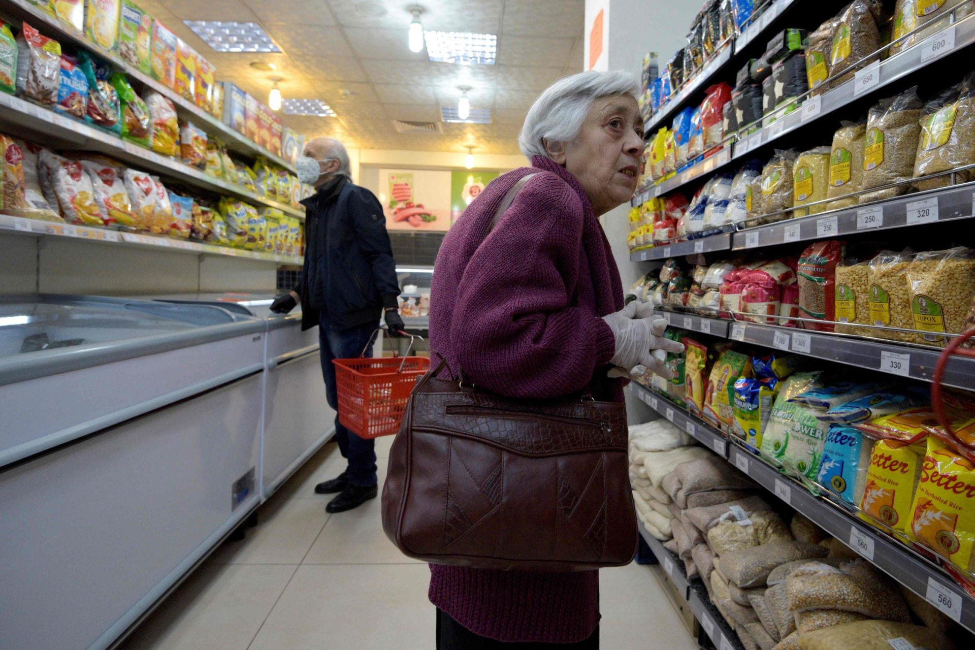 Como planear as compras e diminuir riscos no supermercado? Siga os conselhos da DGS
