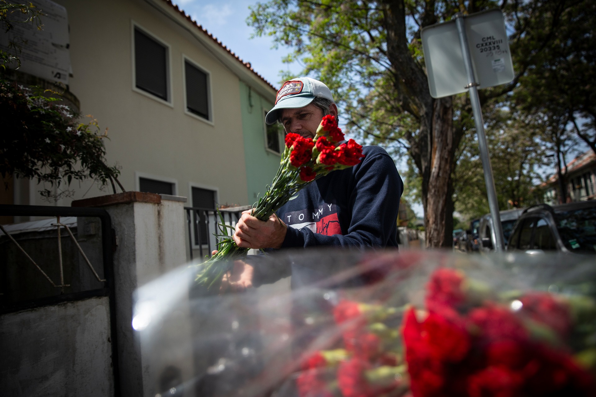 Em Benfica, a Junta de Freguesia decidiu distribuir cravos pelas caixas de correio para assinalar o 25 de Abril