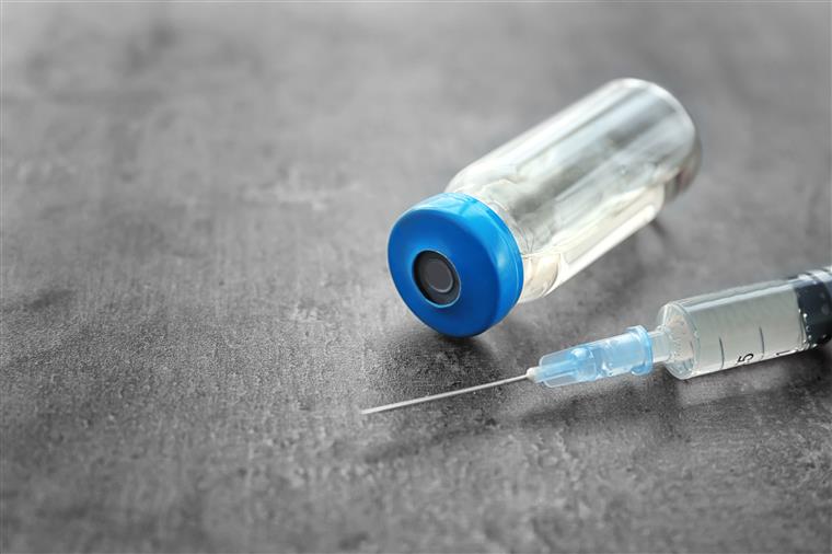 Português já não vai participar em teste de vacina para a covid-19… porque não tem carro