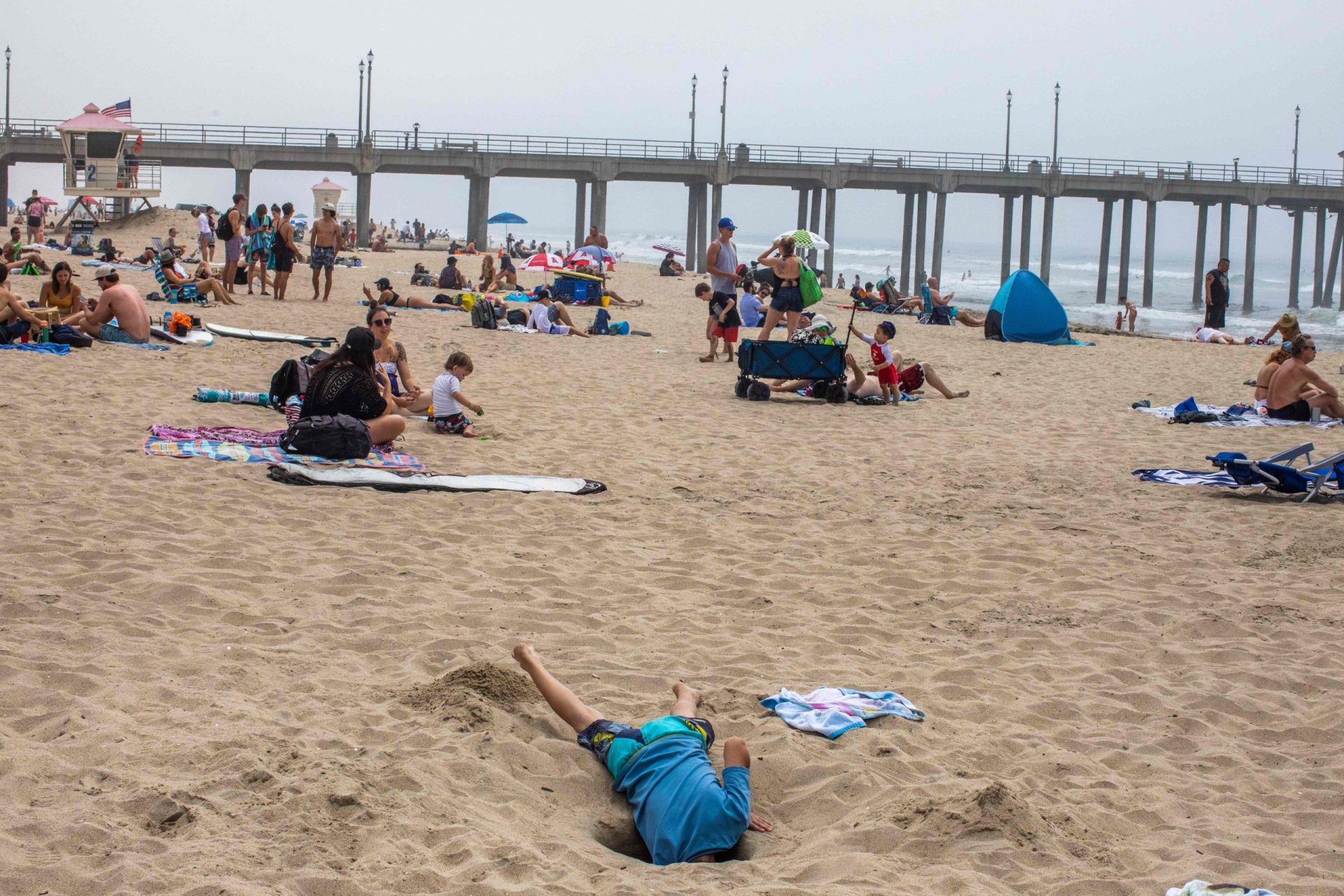 Milhares de pessoas juntam-se na praia no país mais afetado pelo novo coronavírus